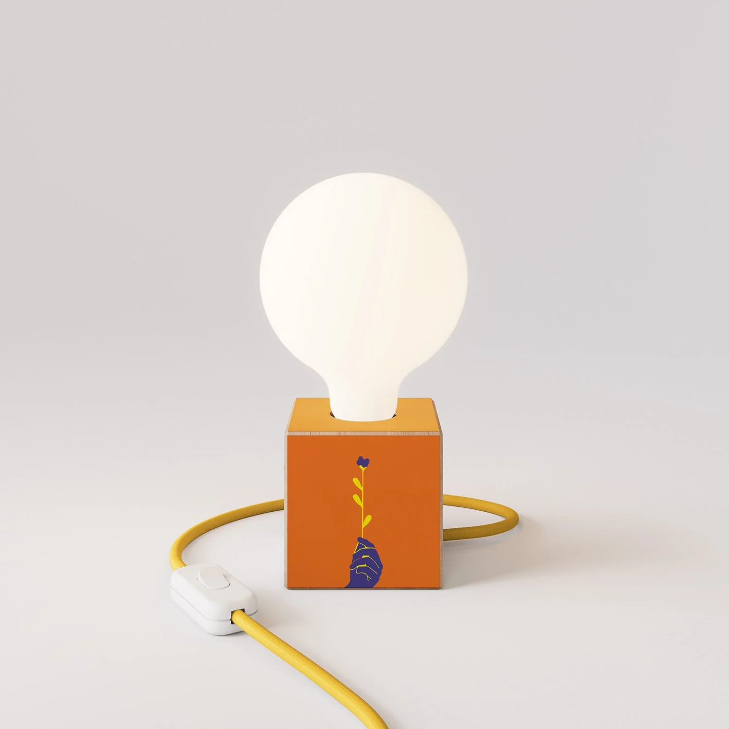 Cubetto table lamp with US plug, "Può nascere un fiore" porcelain effect globe bulb - Santomanifesto - Image 4
