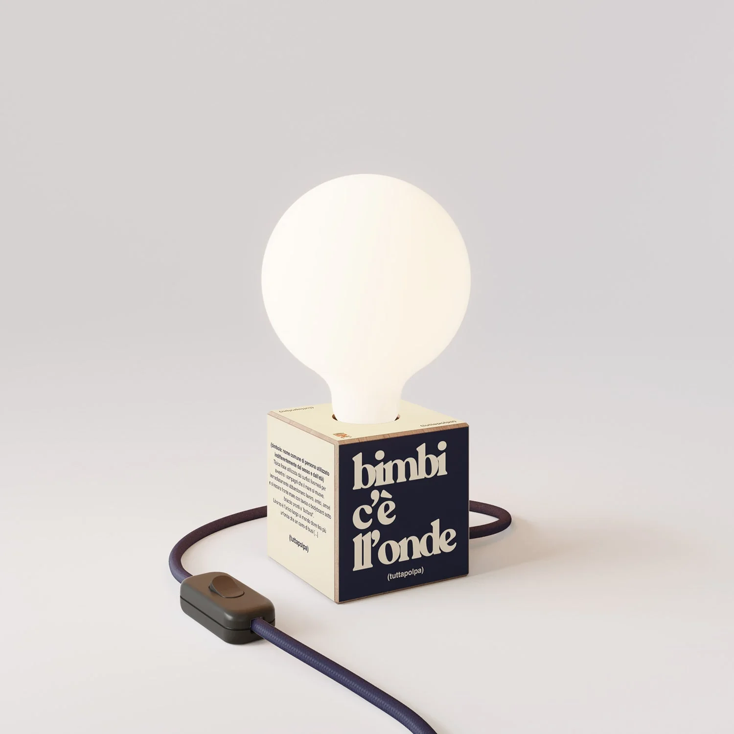 Cubetto table lamp with US plug, “Bimbi c’è l’onde” porcelain-effect globe bulb - Tuttapolpa
