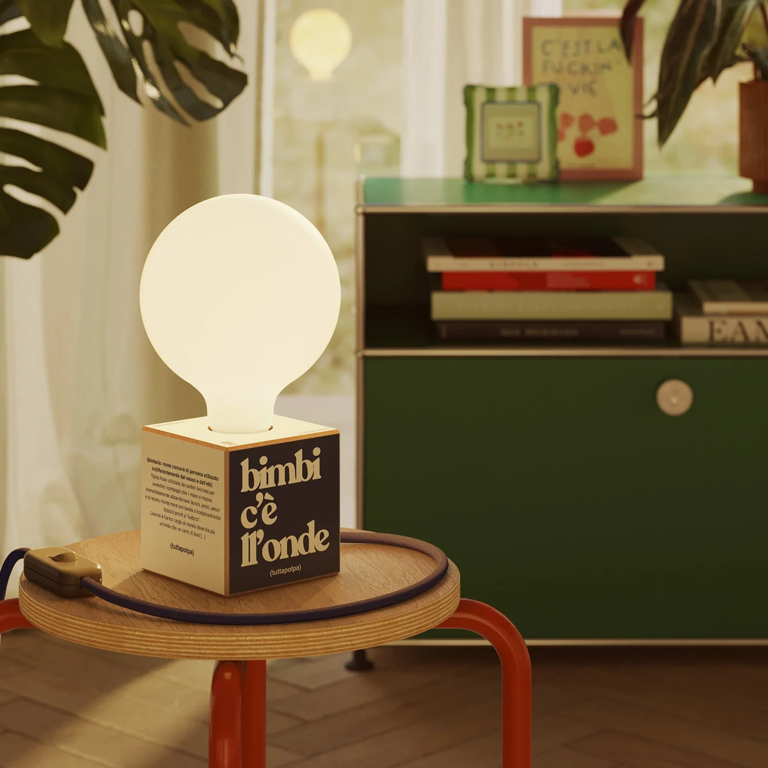 Cubetto table lamp with US plug, “Bimbi c’è l’onde” porcelain-effect globe bulb - Tuttapolpa - Image 2