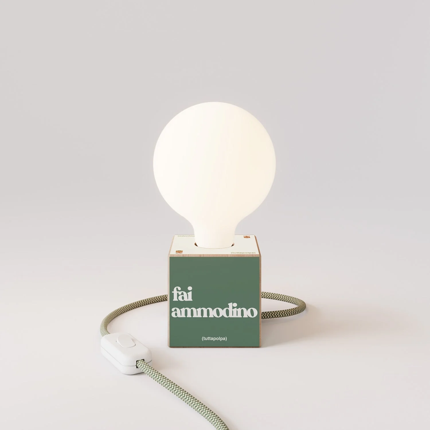 Cubetto table lamp with US plug, "Fai ammodino" porcelain effect globe bulb - Tuttapolpa - Image 4