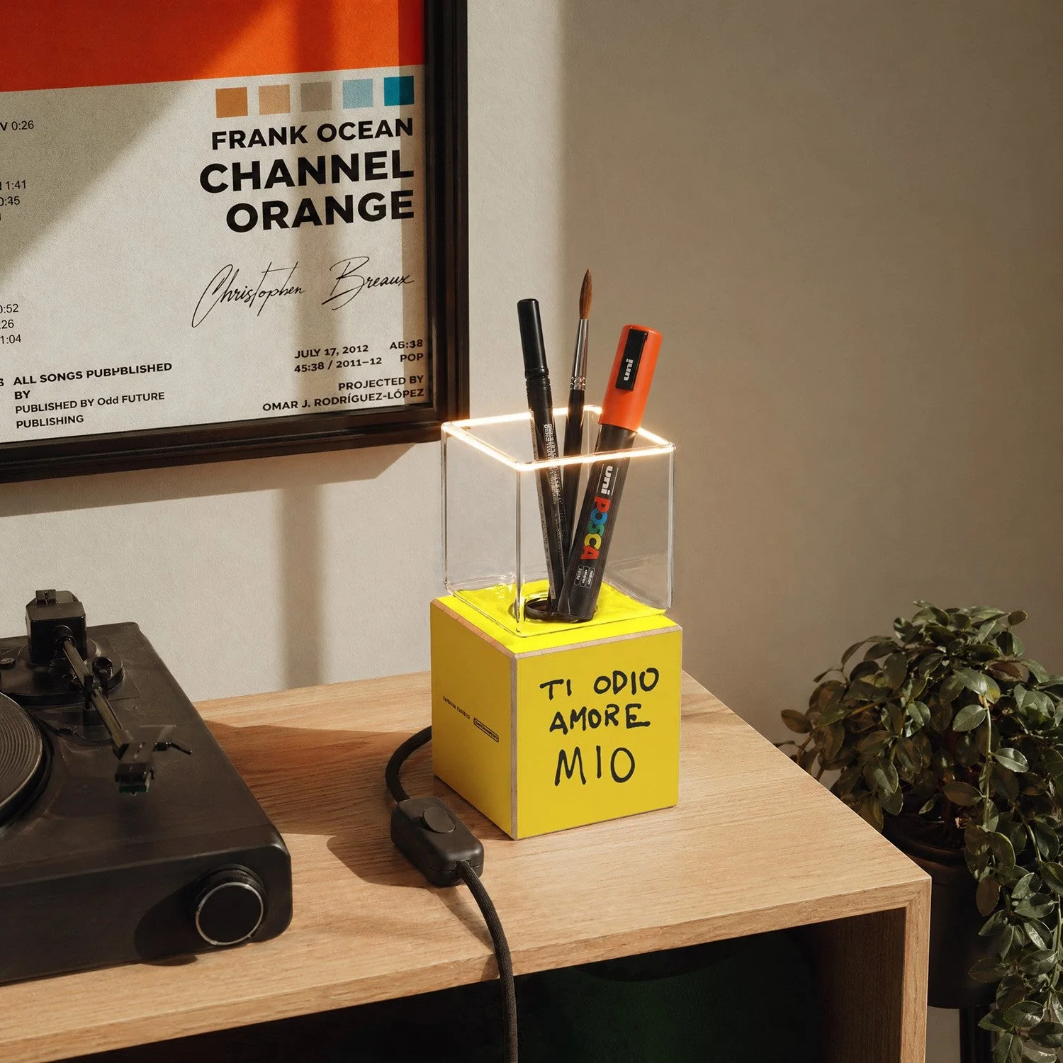 Cubetto table lamp with US plug, “Ti odio amore mio” Ghost bulb - Santomanifesto - Image 3