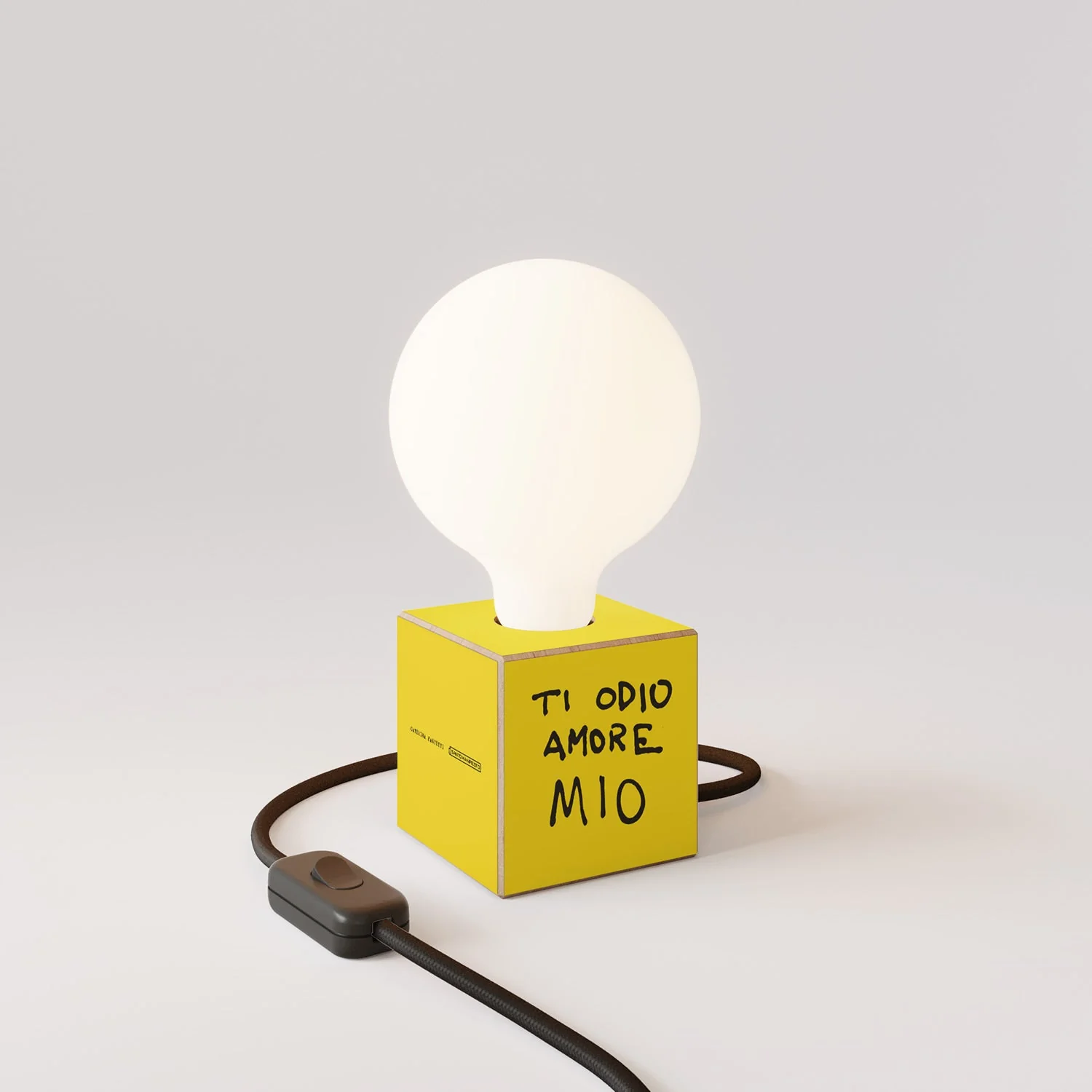 Cubetto table lamp with US plug, "I hate you my love" porcelain effect globe bulb - Santomanifesto