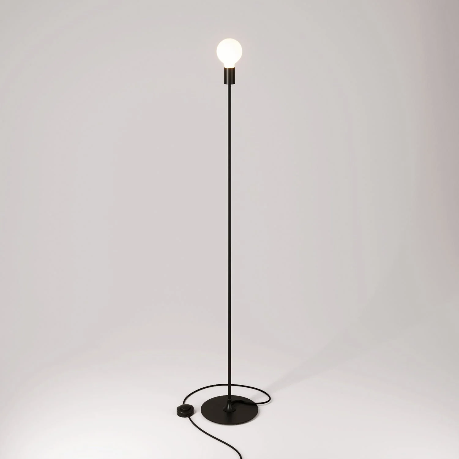 MAG-Y floor lamp with round metal base and UK plug – Black