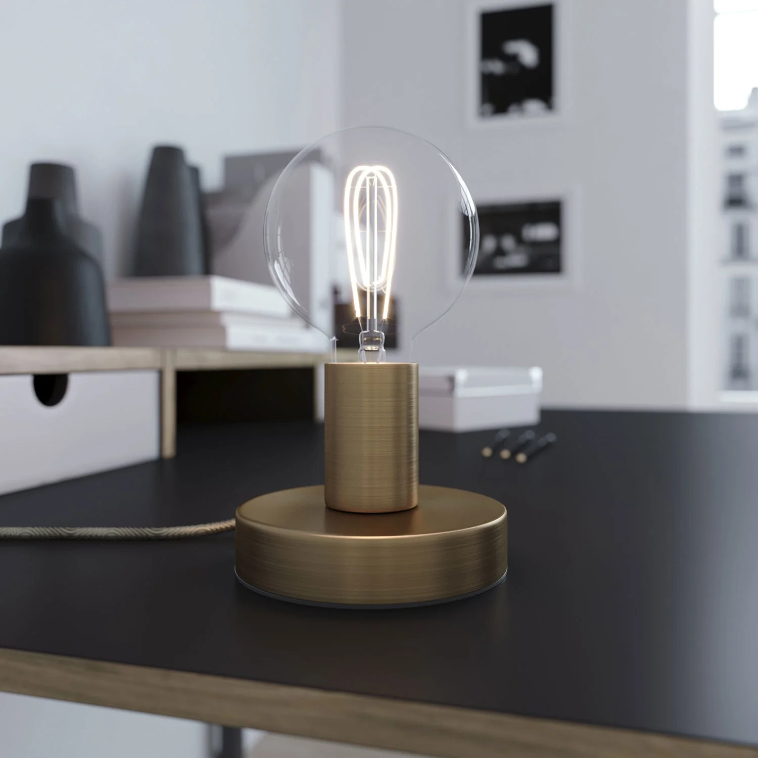 Posaluce – Metal table lamp with UK plug – Satin bronze - Image 2