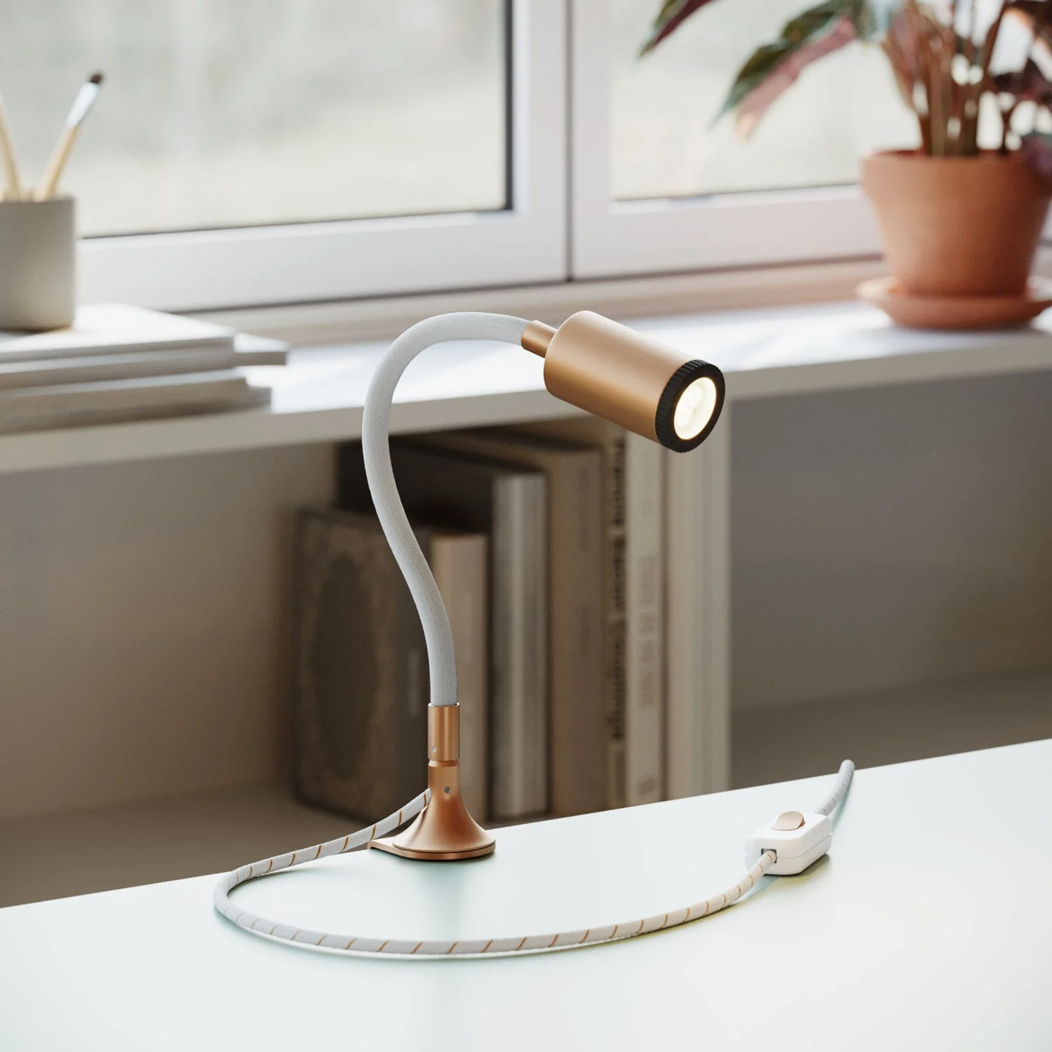Adjustable MAG-Y spotlight with clamp and UK plug - Satin copper - Image 2