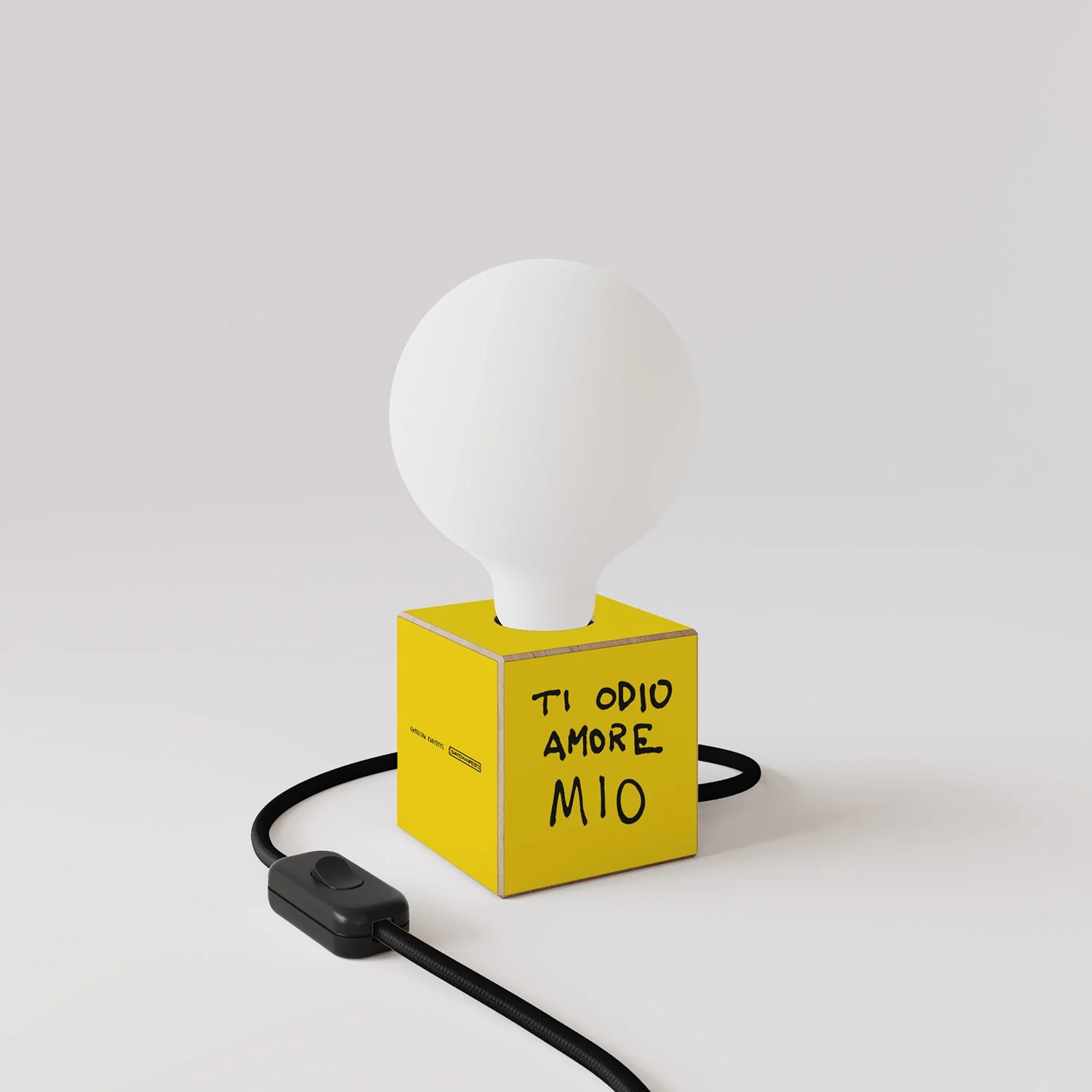 Cubetto table lamp "I hate you my love" with UK Plug and porcelain-effect globe Light bulb - Santomanifesto - Image 3