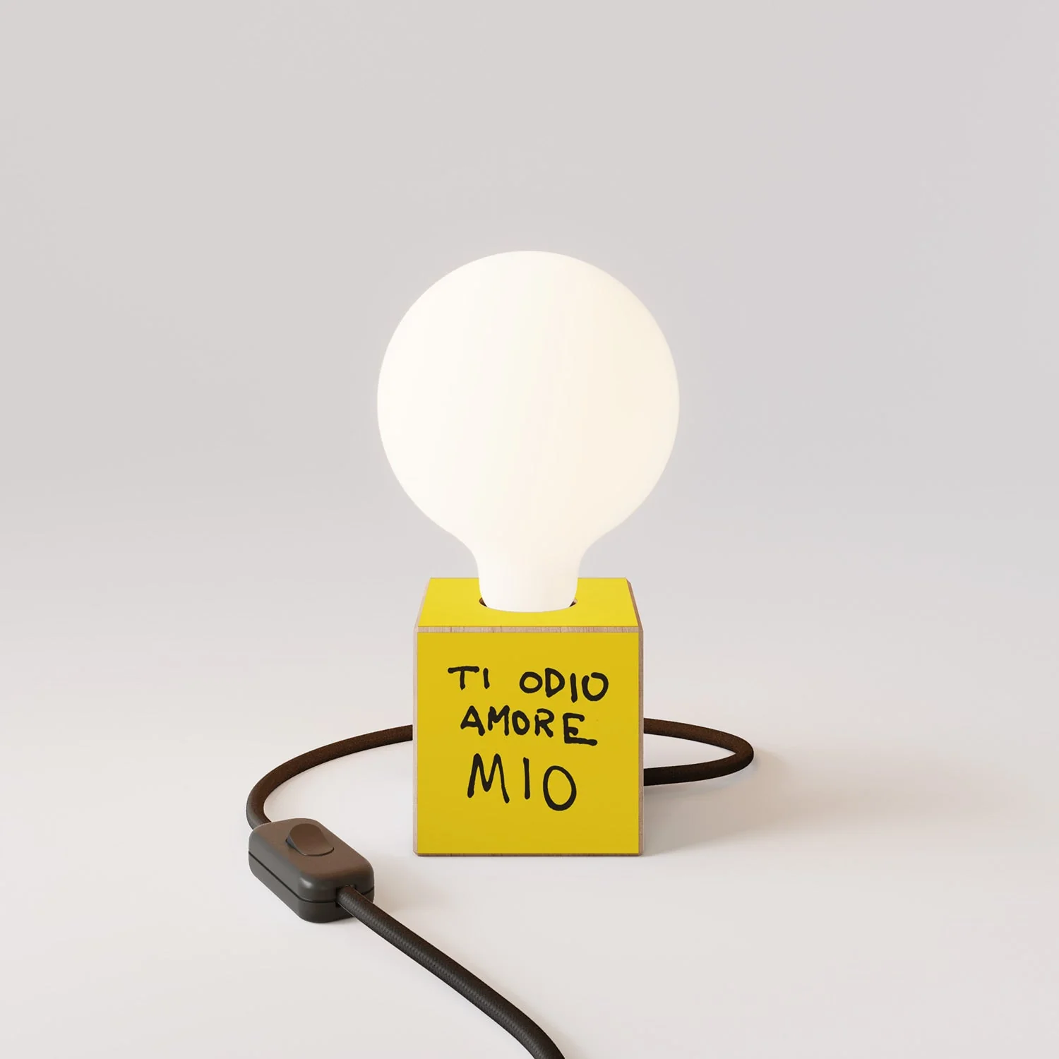 Cubetto table lamp "I hate you my love" with UK Plug and porcelain-effect globe Light bulb - Santomanifesto - Image 4